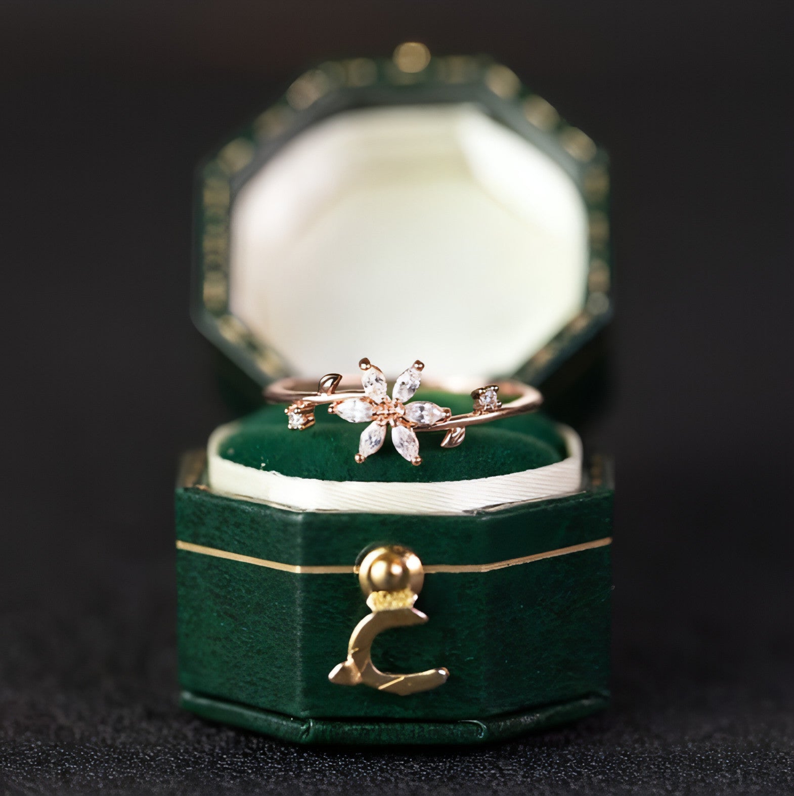 LuxeJewels™ – Art Deco Floral Diamond Ring in Gold & Platinum