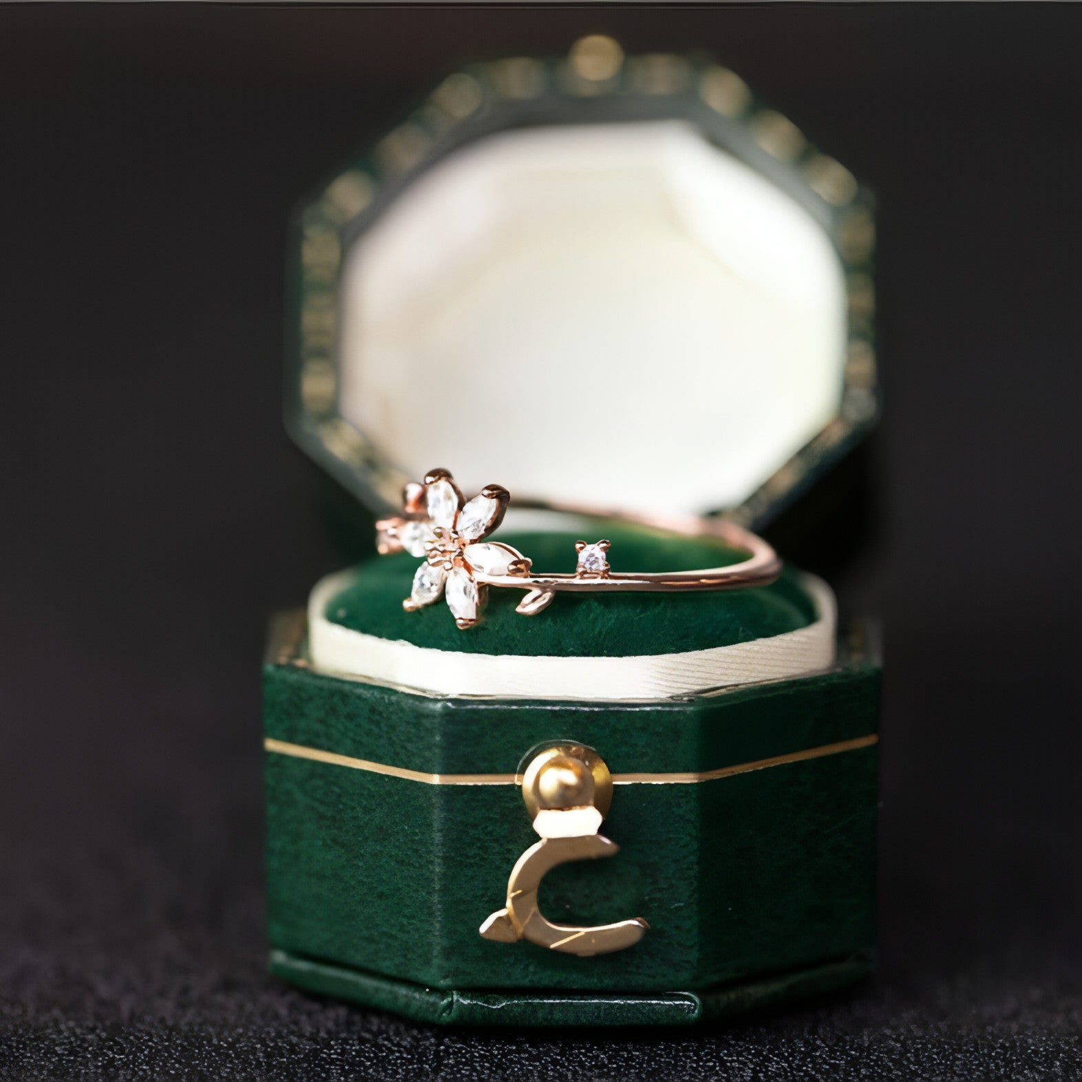 LuxeJewels™ – Art Deco Floral Diamond Ring in Gold & Platinum
