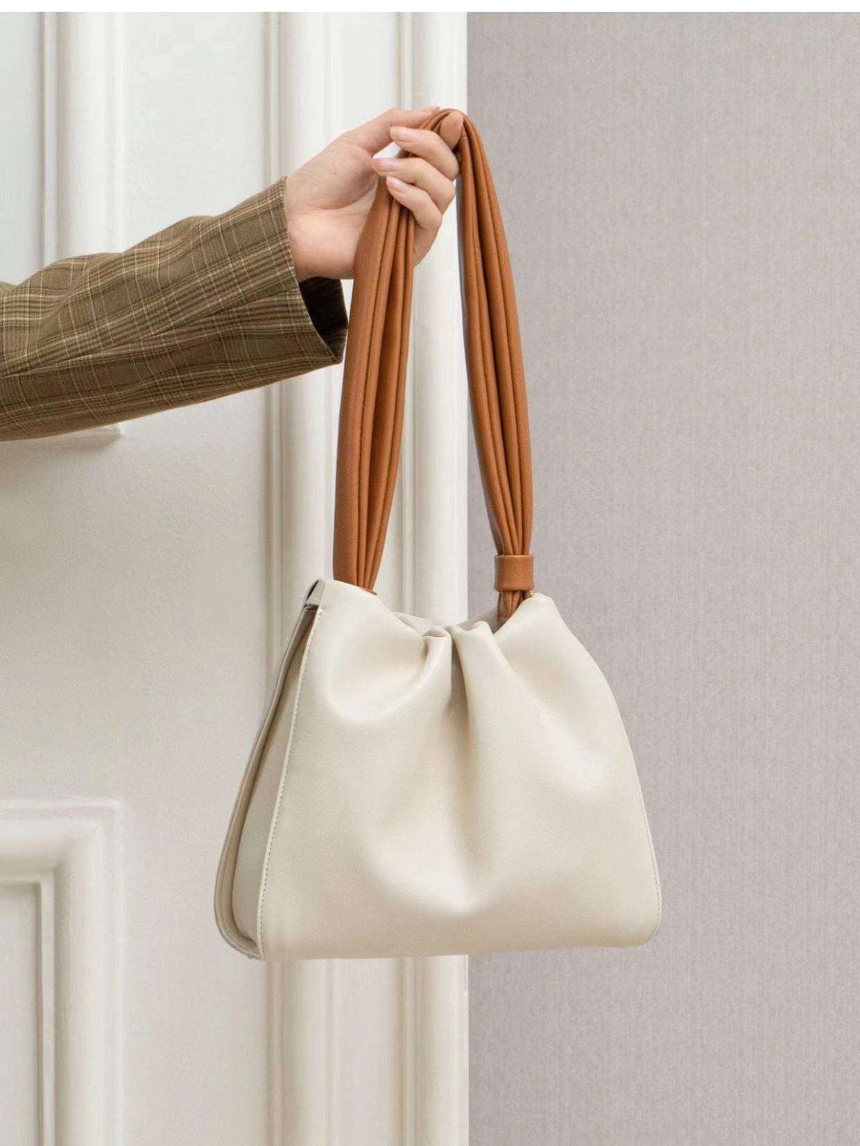 NuvellaSoft™ – Color Contrast Cloud Bag