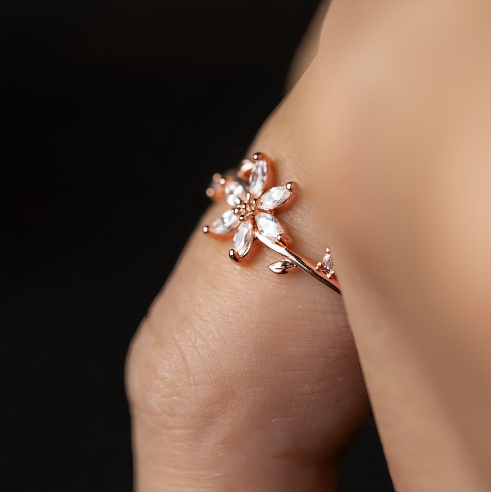 LuxeJewels™ – Art Deco Floral Diamond Ring in Gold & Platinum
