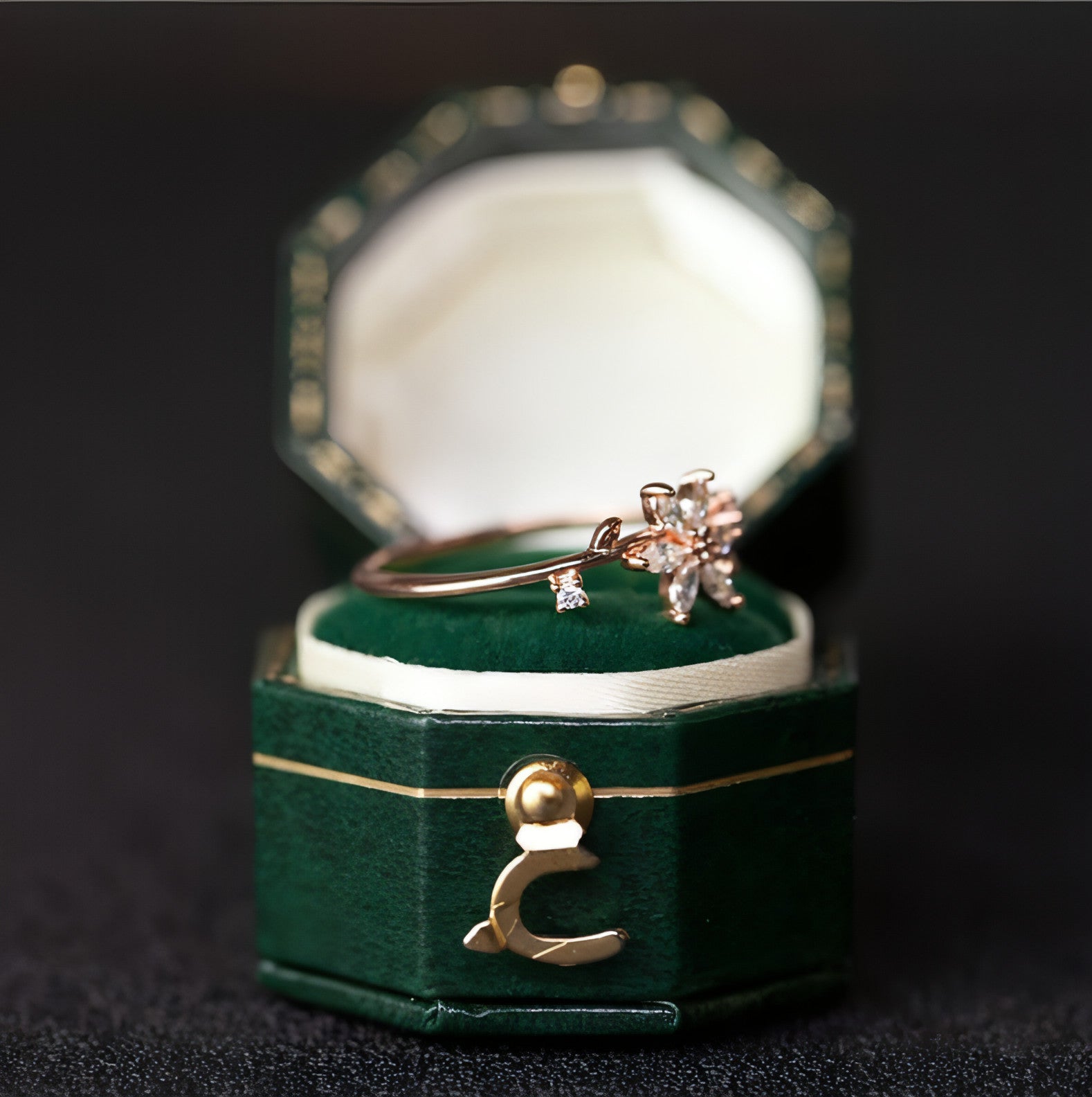 LuxeJewels™ – Art Deco Floral Diamond Ring in Gold & Platinum